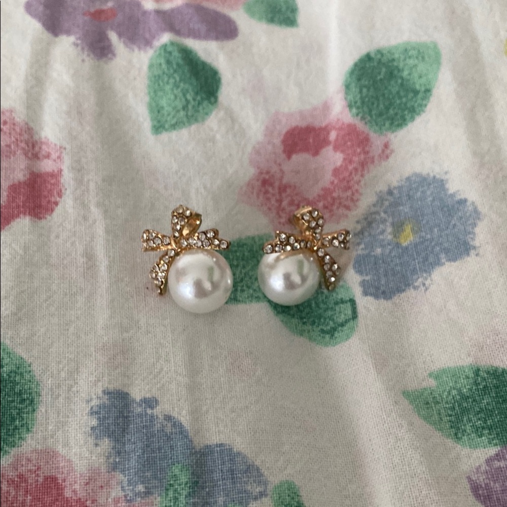 Elegant Pearl and Gold Bow Earrings